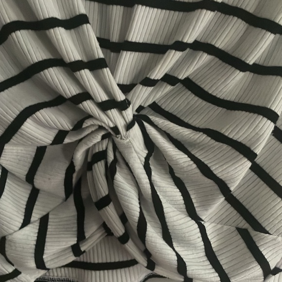 Black and White Stripped Croptop with a Knot in the middle - Picture 3 of 3